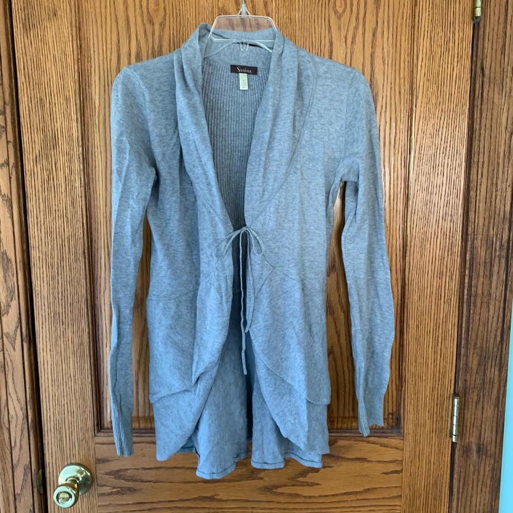 Gray feminine cardigan with tie
